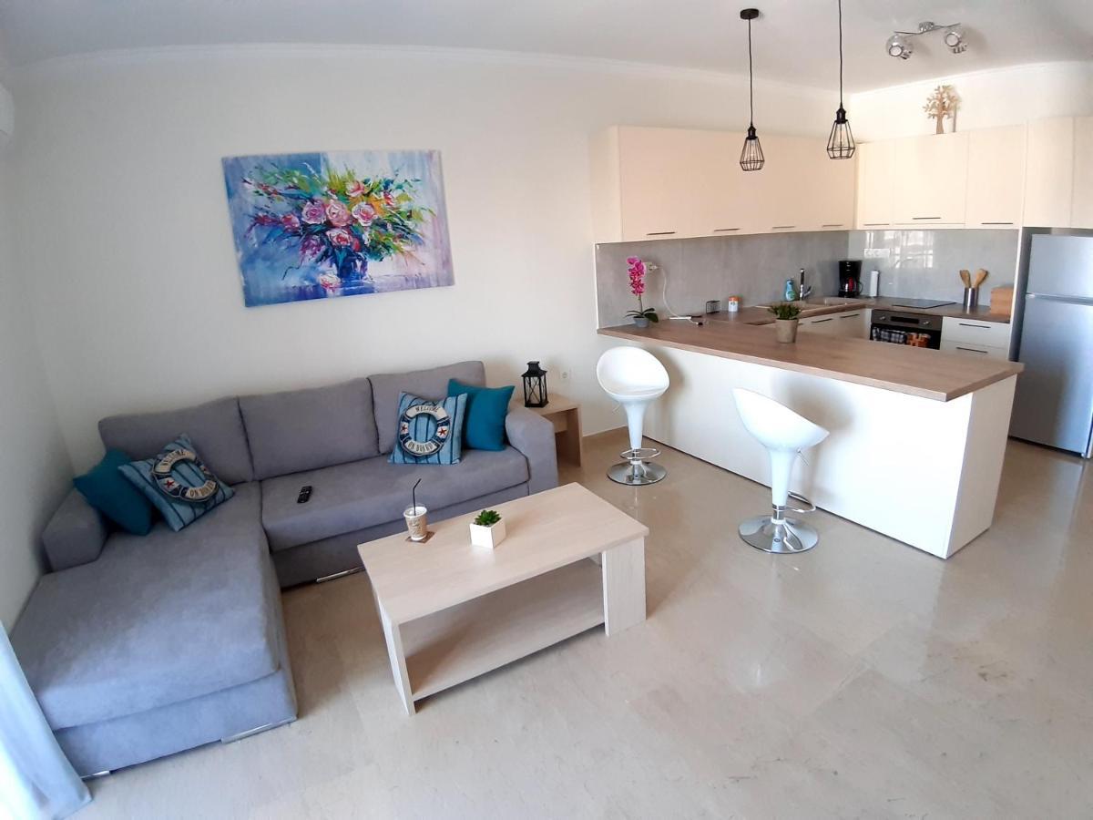 Central Apartment Near The Beach With Huge Private Terrace Loutráki Exterior foto