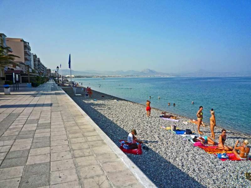 Central Apartment Near The Beach With Huge Private Terrace Loutráki Exterior foto