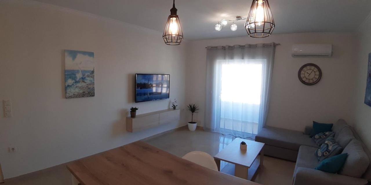 Central Apartment Near The Beach With Huge Private Terrace Loutráki Exterior foto